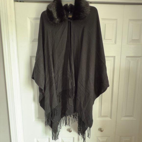 Sweaters - Women's Black Faux Fur Collar Shall Size OS SKU527